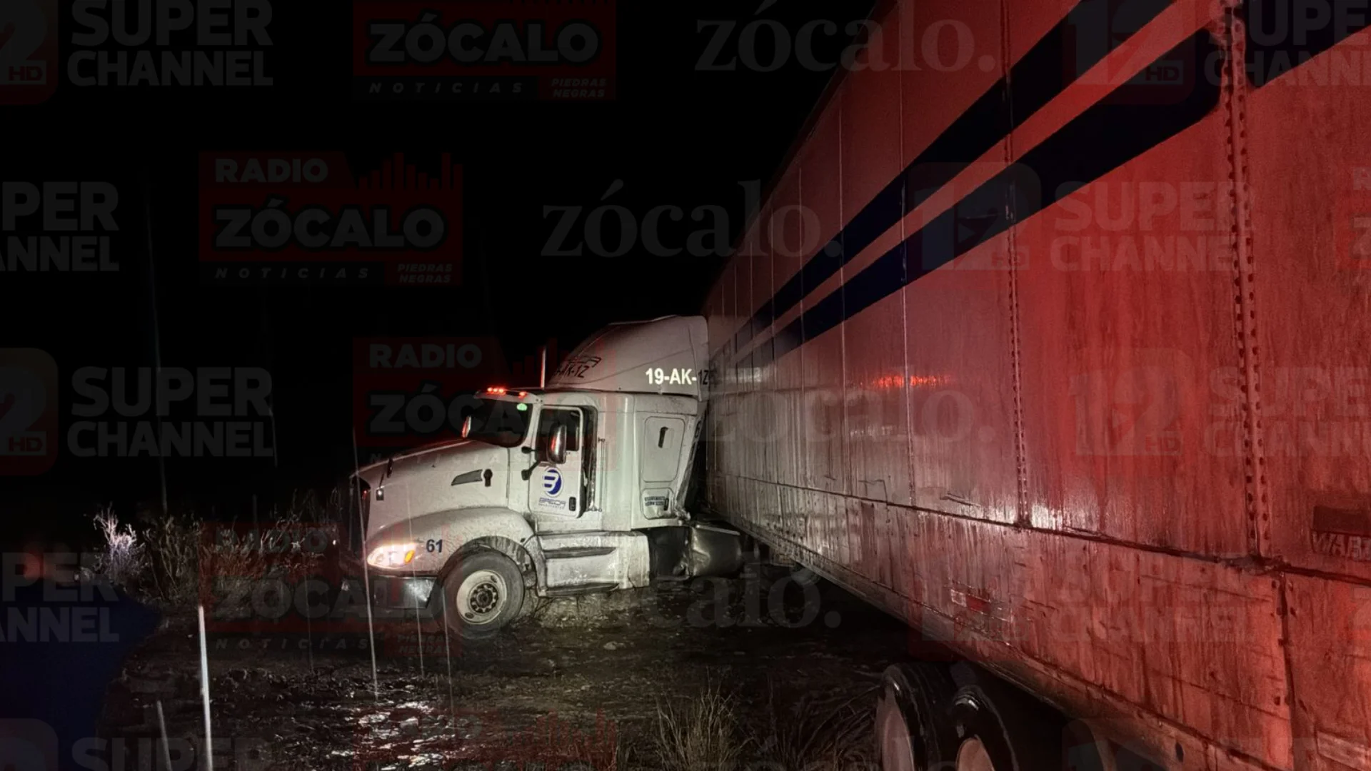 Provoca lluvia accidente de tráiler en carretera 57 en Allende