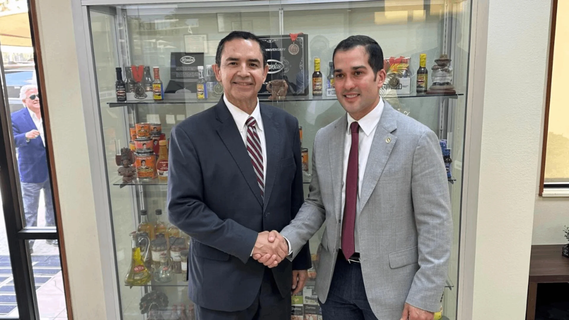 Mayor Aarón Valdez se reúne con congresista Henry Cuellar