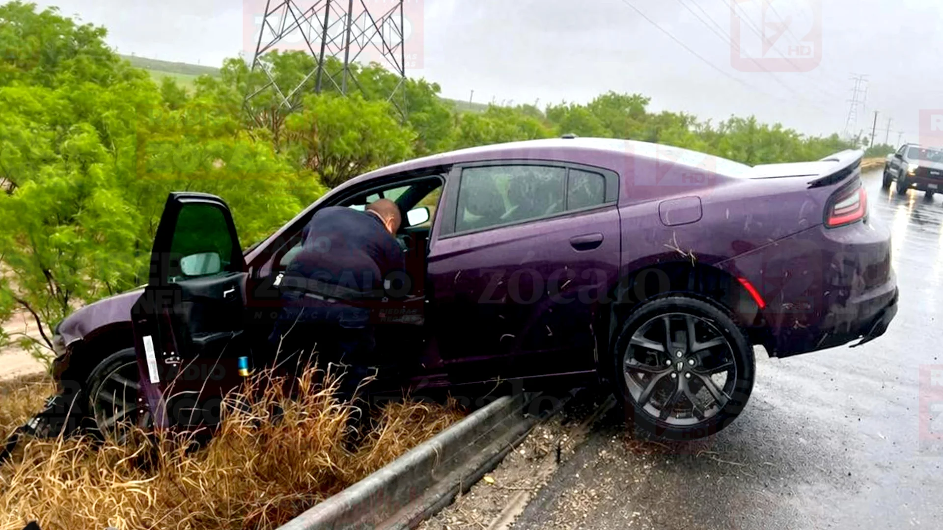 Pierde el control y terminó incrustado en la barra de contención