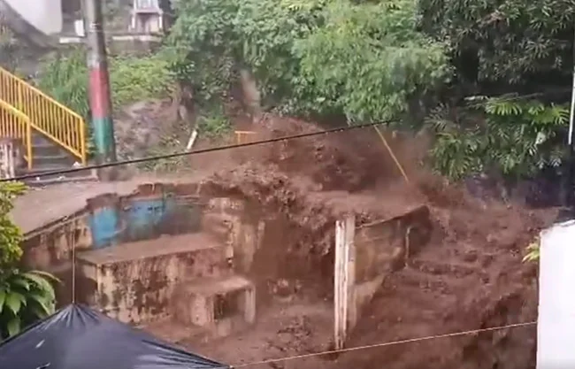 El pequeño Sebas se resguardaba de la lluvia en su hogar cuando cayó una barda y lo aplastó
