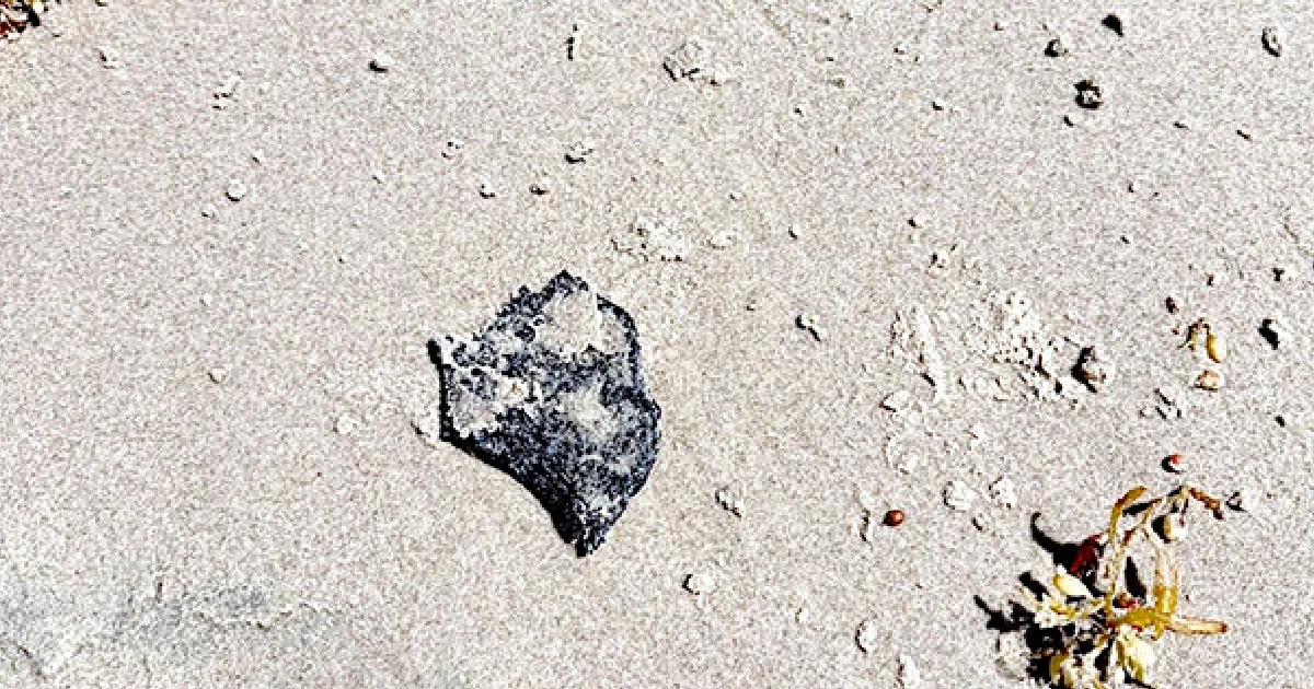 Aparecen manchas de chapopote en playas de Isla del Padre y Matamoros