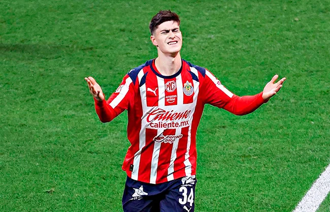 Chivas rescata empate con un penal al minuto 100 ante Pumas