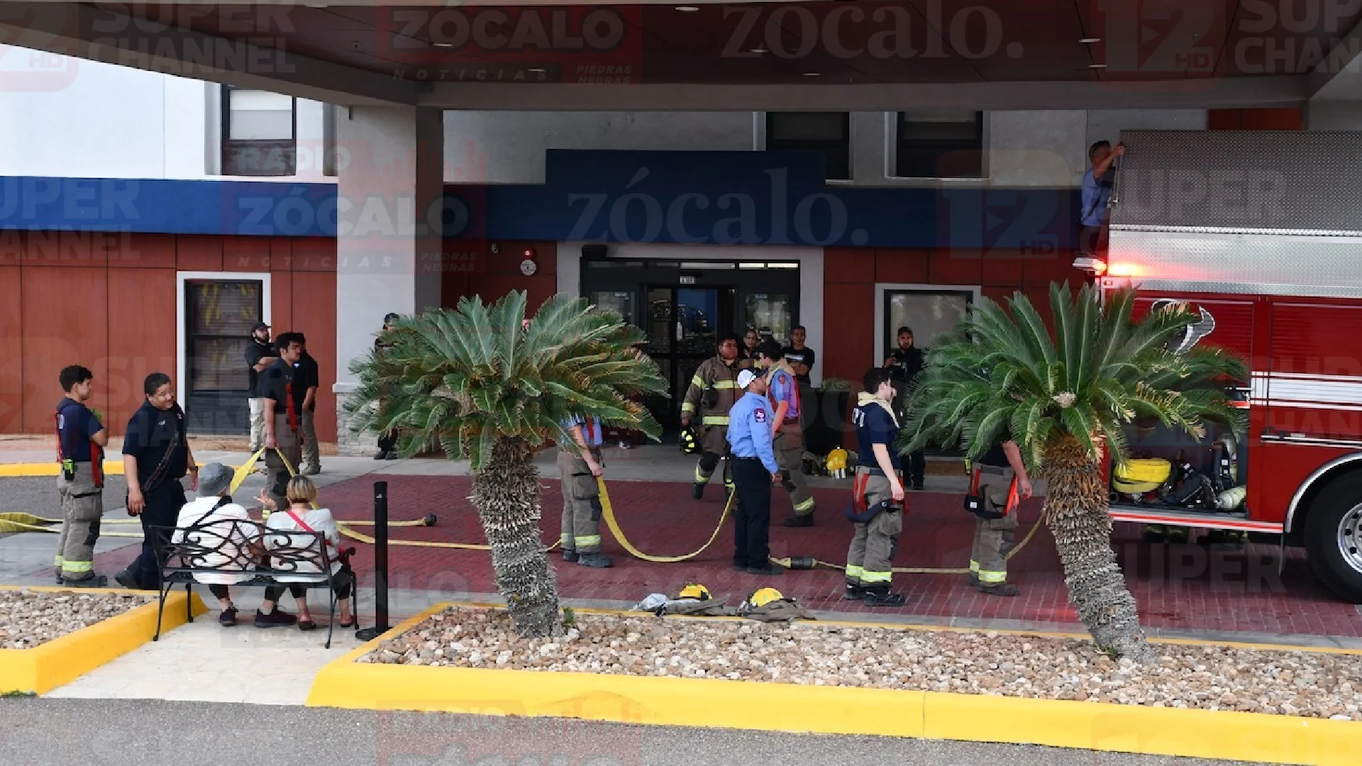 Buscan bomberos definir causa de incendio en hotel