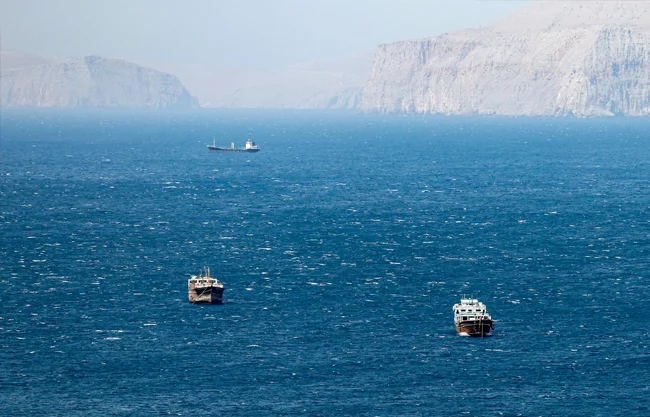Negocia Irán con Omán un ‘protocolo’ para transitar por el estrecho de Ormuz