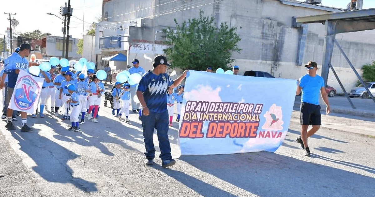 Equipos y atletas recorrieron las principales calles en el marco del Día del Deporte