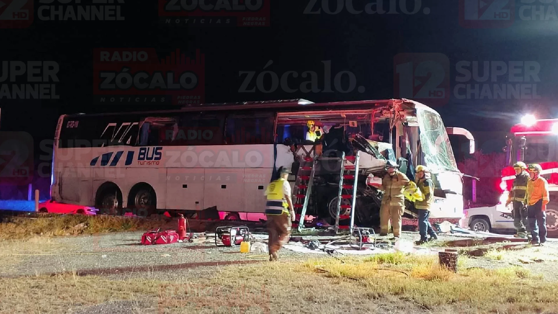 El choque dejó un saldo preliminar de dos personas muertas y 40 lesionados