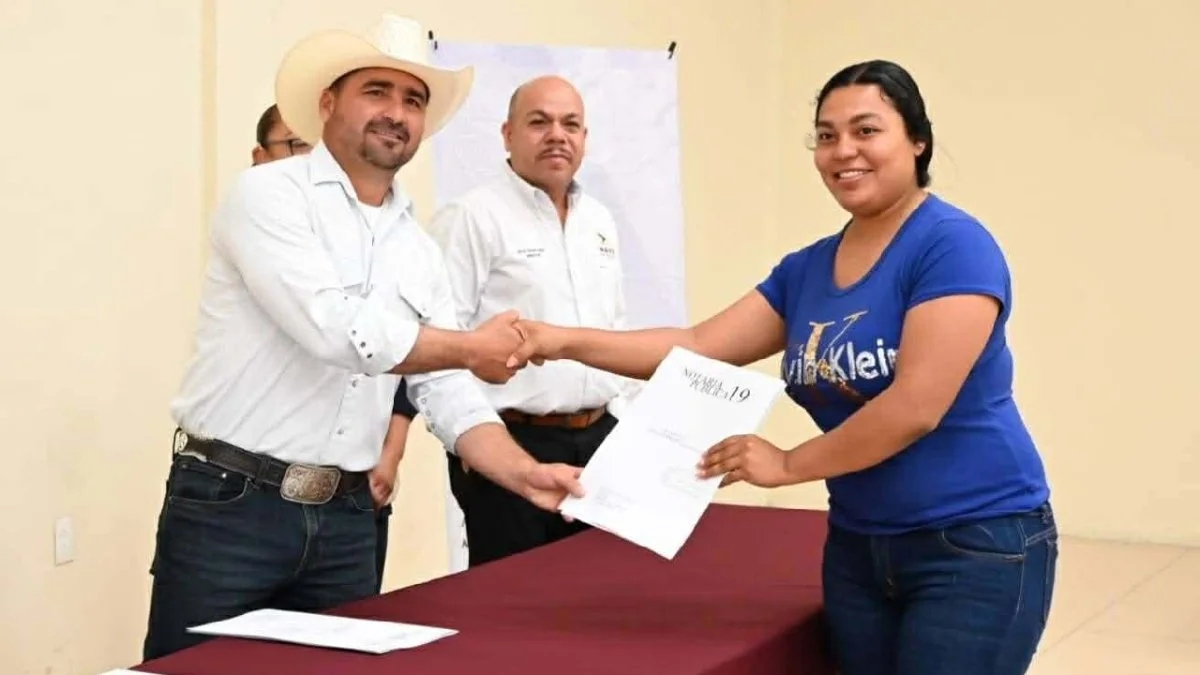 Entrega Iván Ochoa escrituras a 30 familias de la colonia San Agustín, en Nava