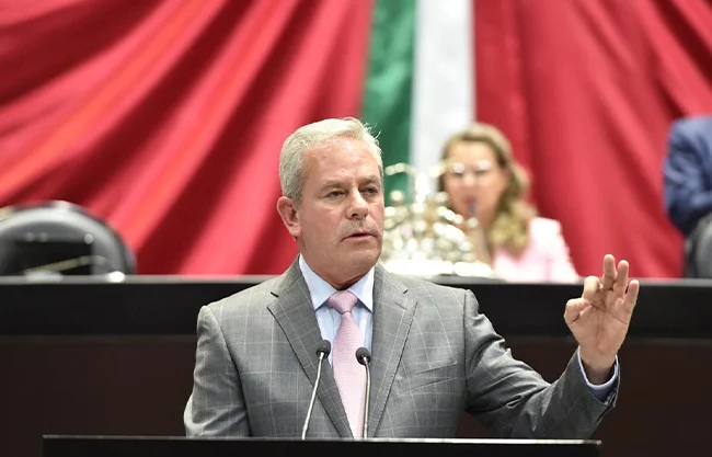 La Credencial Nacional de Salud es un engaño; no hay medicinas, solo plástico", afirmó el diputado de la oposición.