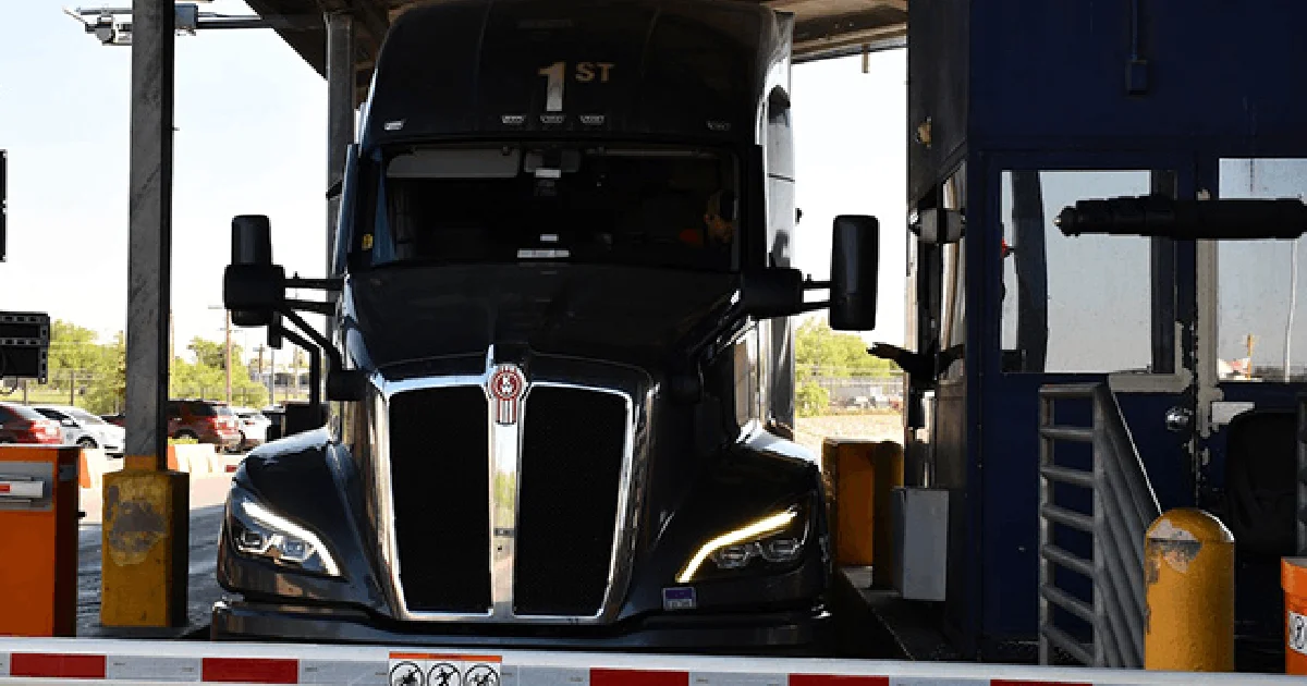 Retrasos, largas filas y mayores costos en Eagle Pass han provocado que empresas desvíen su carga hacia Acuña-Del Río.