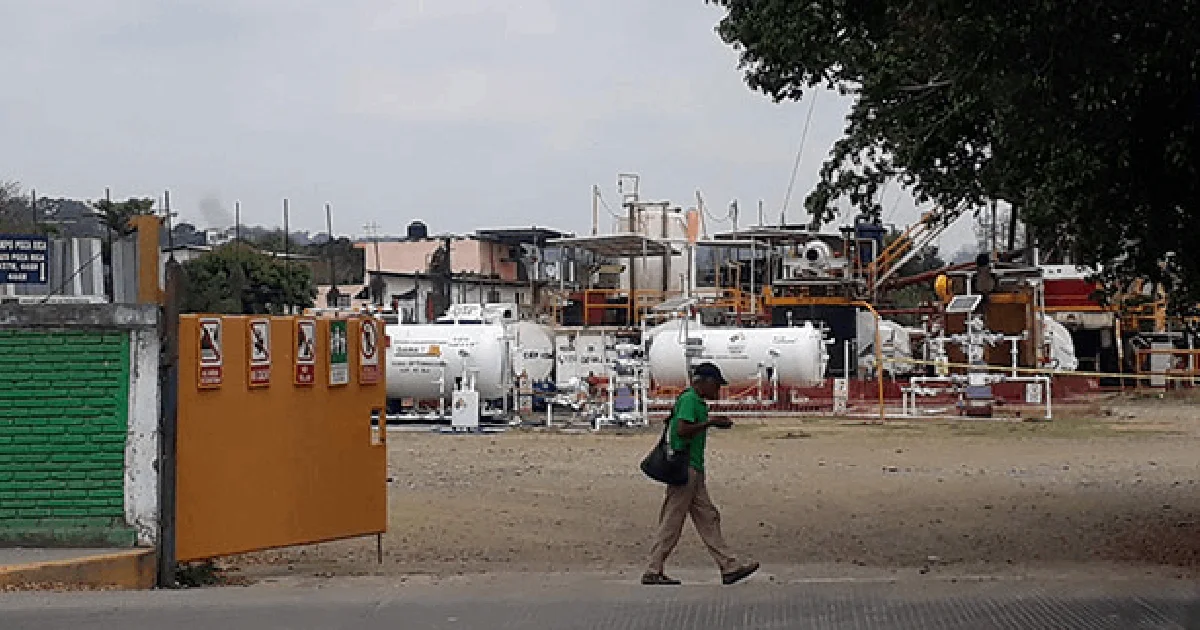 Organizaciones civiles advierten que, pese al rechazo social, se busca respaldar esta técnica señalada por sus impactos ambientales y en comunidades.