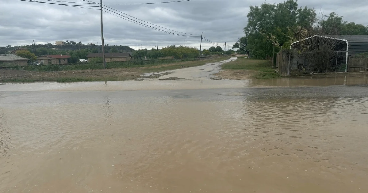 La abundante fuga se registró en el cruce de Second Street y vías del tren