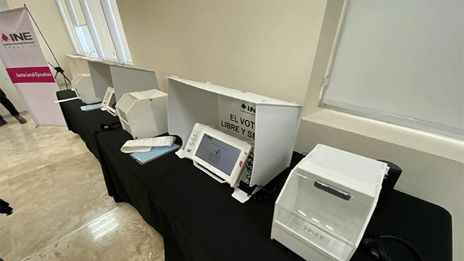 Debido a que ya no se van a utilizar para votar las urnas electrónicas del IEC, por obsoletas y poco fiables, el INE envió envió al estado 75 urnas.