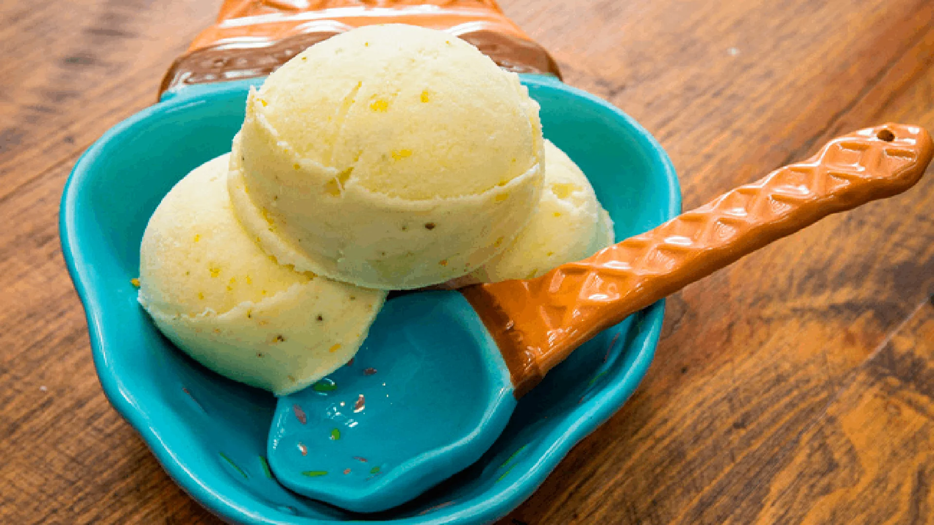 Celebra el Día Internacional del Helado el 12 de abril. Descubre los orígenes milenarios de este postre cremoso y su evolución hasta convertirse en un deleite global que mitiga el calor en cualquier época del año.