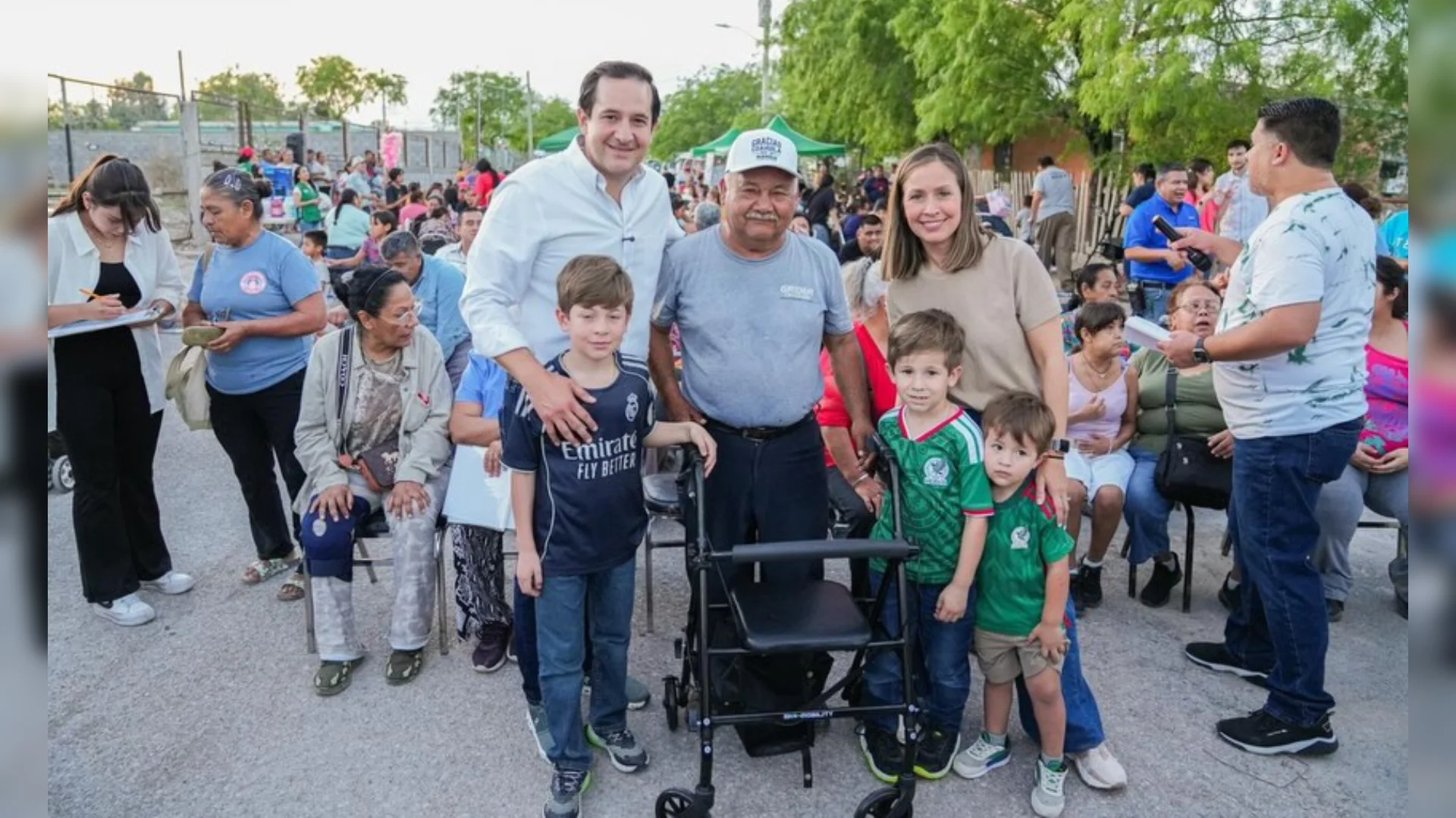 Entrega Memo Ruiz aparatos ortopédicos; lleva Casa de Gestoría móvil al Ejido