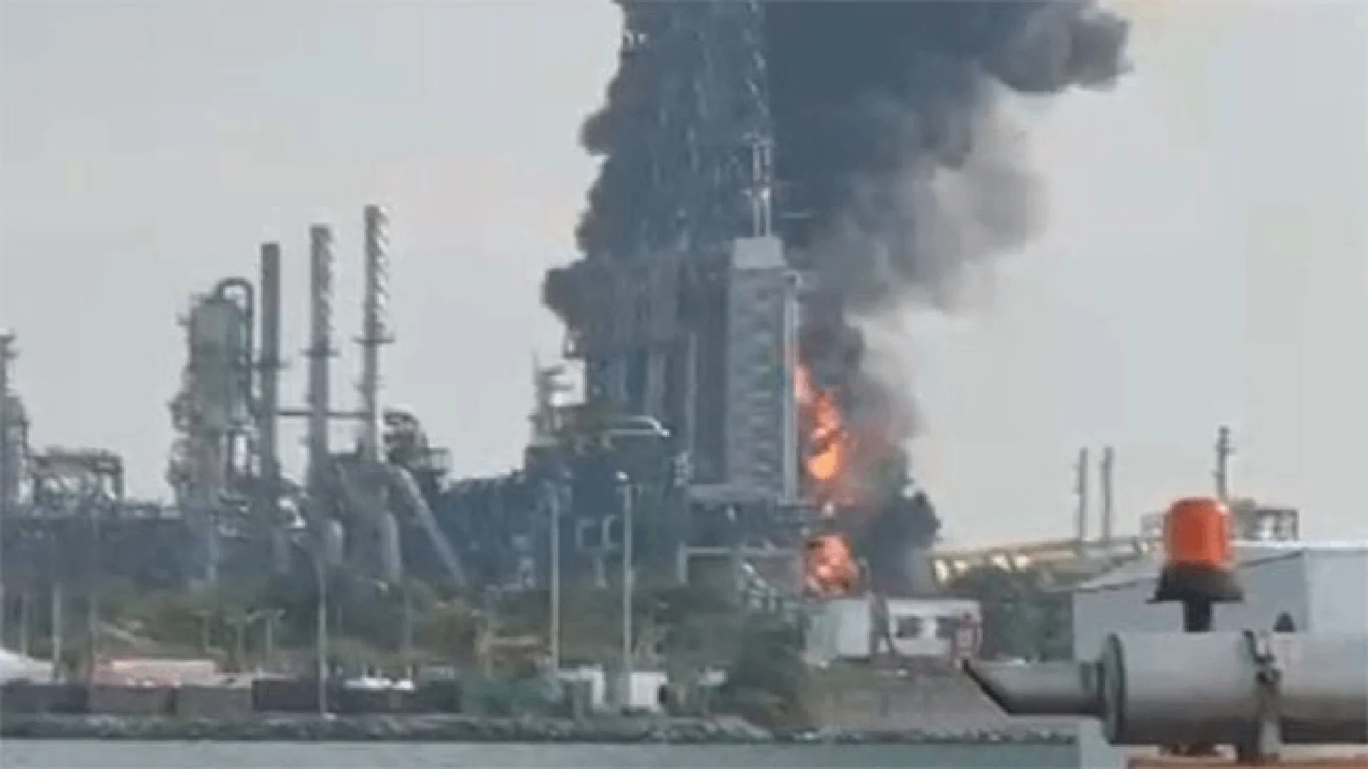 Agentes de la Agencia de Investigación Criminal ingresaron a la Refinería Dos Bocas; indagatoria pasará a ser investigación federal.