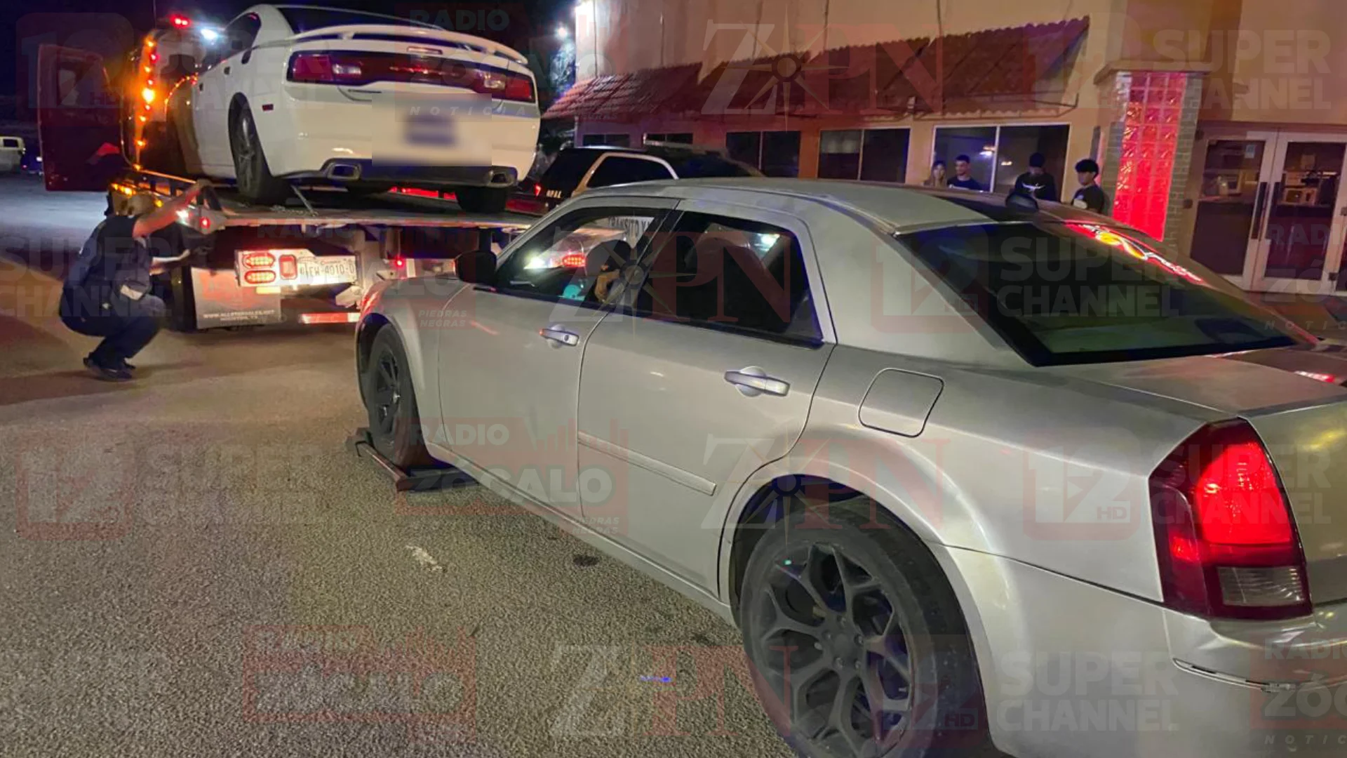Ciudadanos alertaron a las autoridades sobre un Dodge Charger y un Chrysler 300 que circulaban a exceso de velocidad y generaban molestias en el sector.