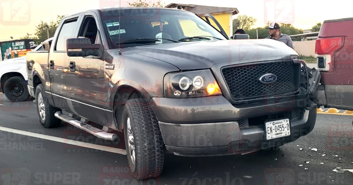 La camioneta responsable se impactó detrás de la unidad afectada generando daños aparentemente no de consideración. No hubo lesionados en el percance.