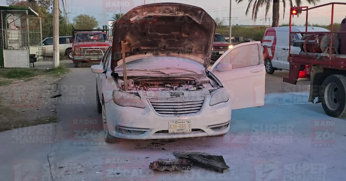 Auto se incendia por falla mecánica; respuesta rápida evita mayores daños