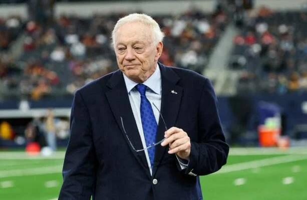 jerry-jones-en-el-at_thumb_613_399.jpg