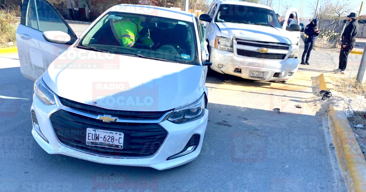 Choque lateral por omitir alto en Piedras Negras; conductores no resultaron heridos y solucionaron el incidente en el lugar gracias a sus seguros.