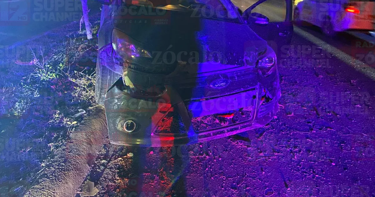Buscan a conductor que huyó tras choque en Tinajas; mujer resulta lesionada