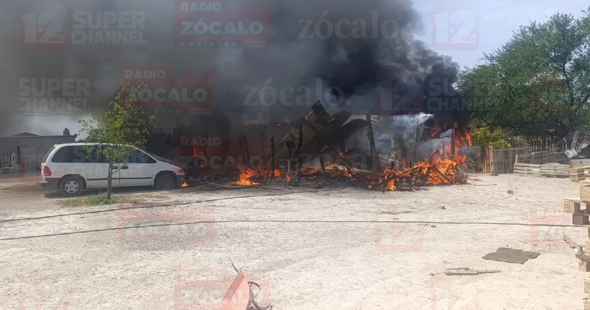 Incendio consume vivienda y taller en límite de Piedras Negras y Nava. No se reportan víctimas, pero los daños materiales son totales.