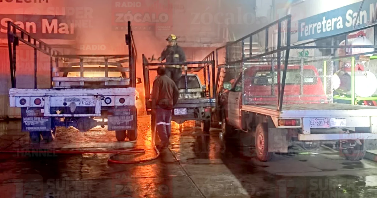 Dos camionetas se incendian frente a ferretería en Piedras Negras. Bomberos controlan las llamas; se investigan las causas del siniestro.