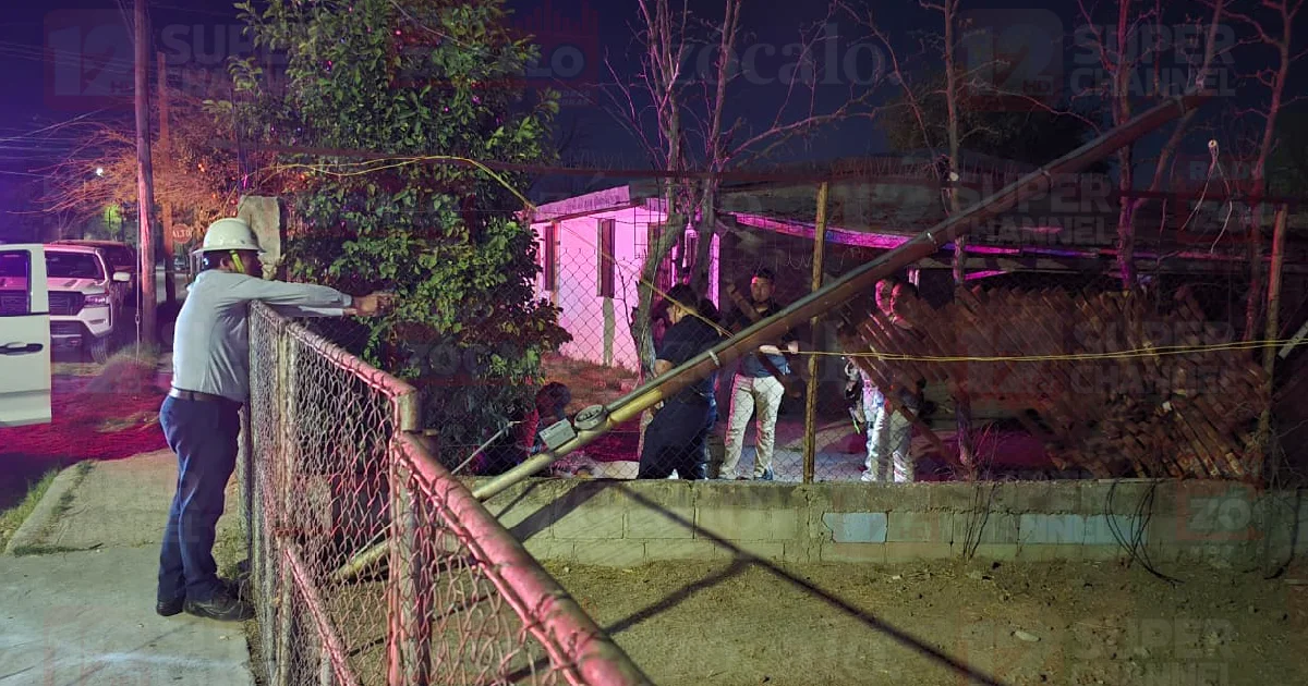 Durante la caída, el trabajador terminó impactándose contra una cerca de alambre de púas, lo que le ocasionó diversas lesiones y golpes en diferentes partes del cuerpo.