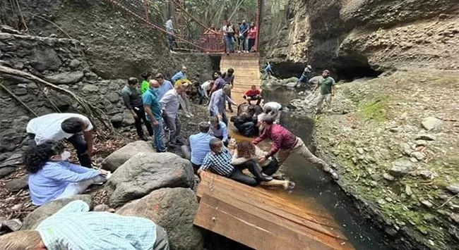 Puente colgante se desploma durante reinauguración en Cuernavaca; cae Alcalde junto con funcionarios