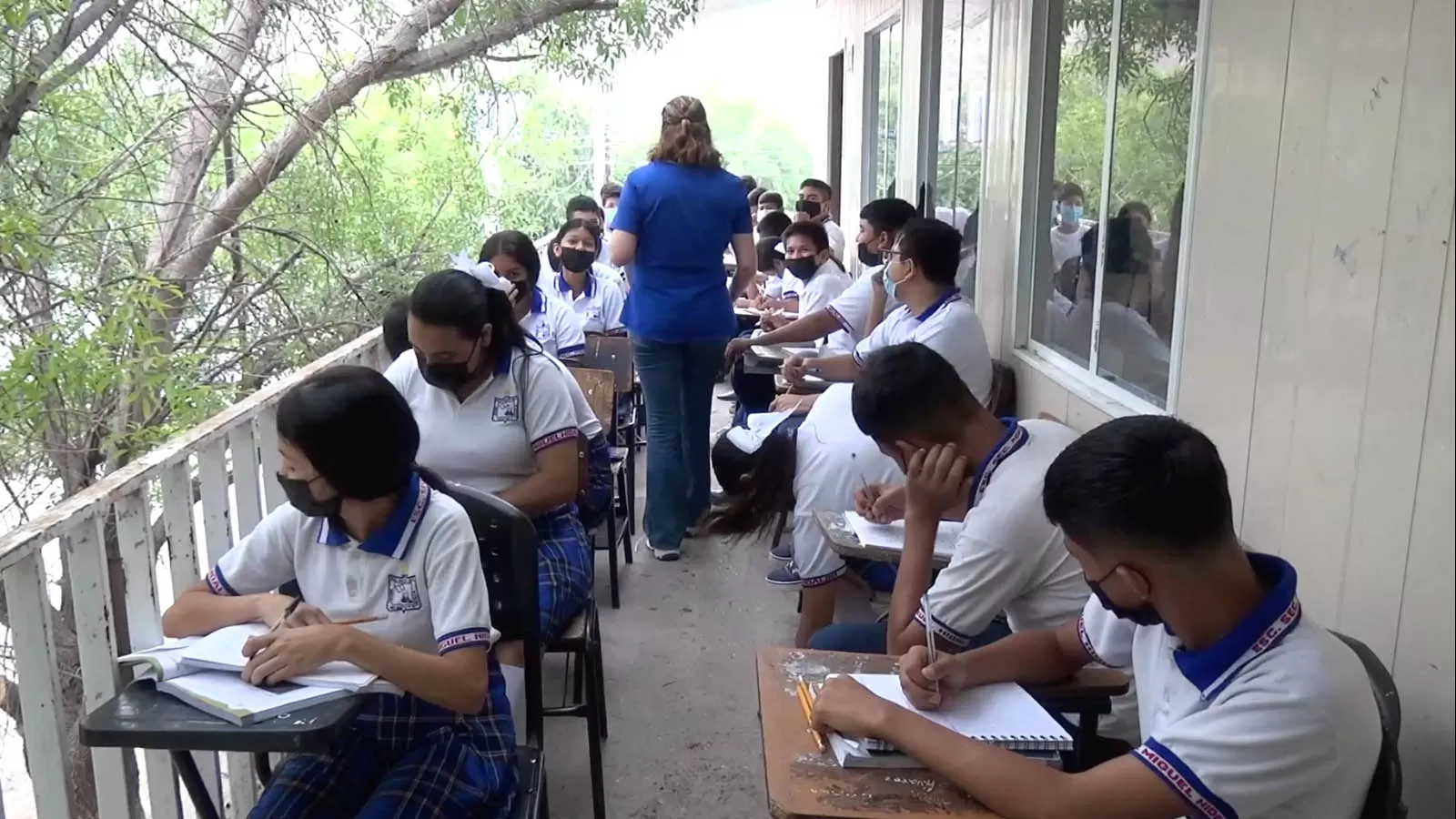 Desmayos y mareos reflejan maestros y alumnos de secundaria Miguel Hidalgo