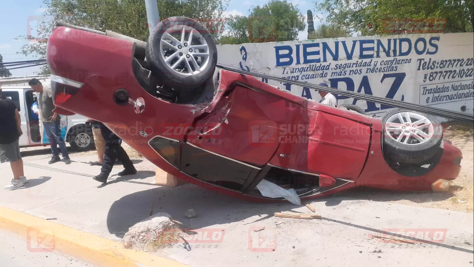 Conductor choca su vehículo contra poste y vuelca en Acuña