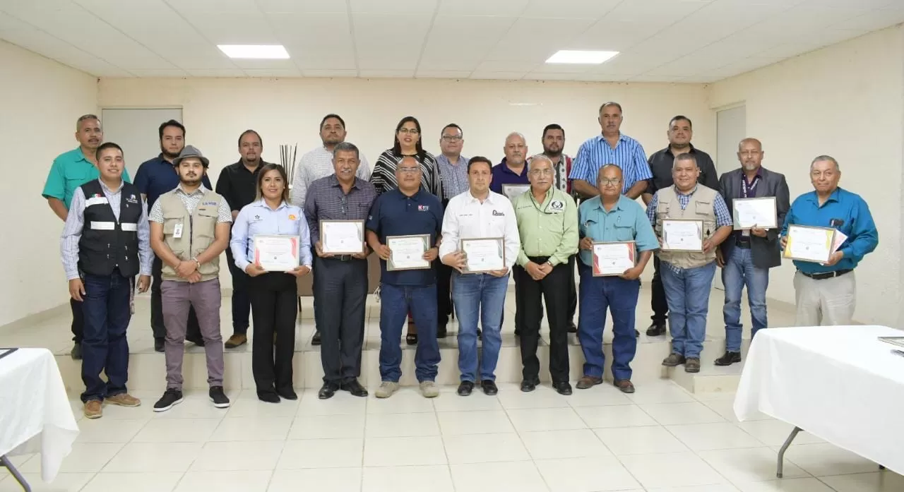 La alcaldesa de Nava, MarÃ­a del Pilar Valenzuela Gallardo, ofreciÃ³ un convivio para reconocer la labor periodÃ­stica de las mujeres y hombres que informan sobre el acontecer a diario.