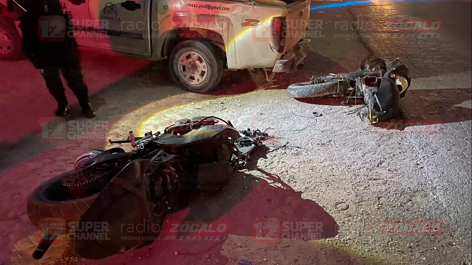 Motociclista se impacta contra camioneta y sale volando en Acuña