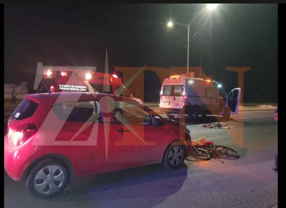 Circulaba en su bicicleta cuando fue embestido por un auto compacto.
