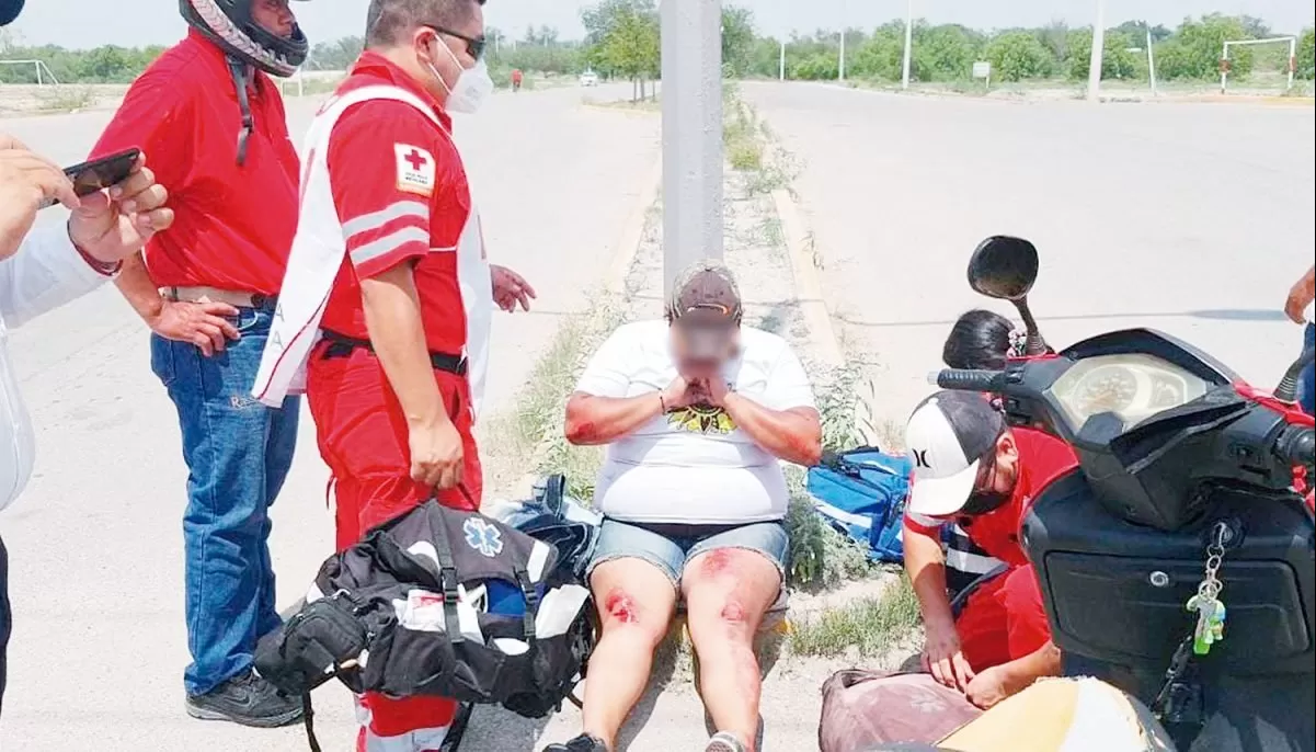 Lesionada al derrapar motocicleta en avenida