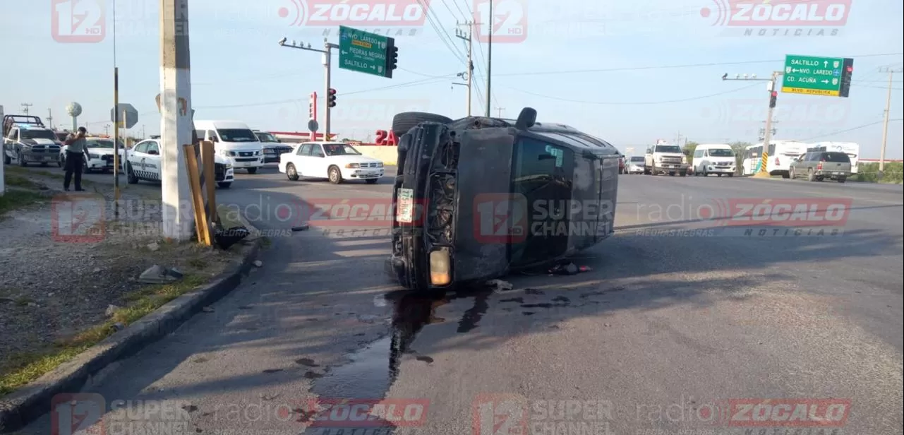 Conductor dormita al volente y vuelca su unidad en la carretera PN-Nava