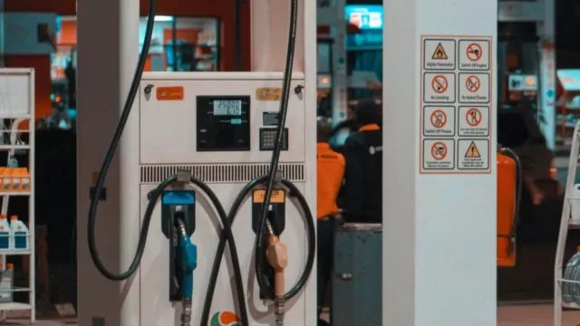Gasolina en EU llega a 5 dólares por galón, lo nunca visto