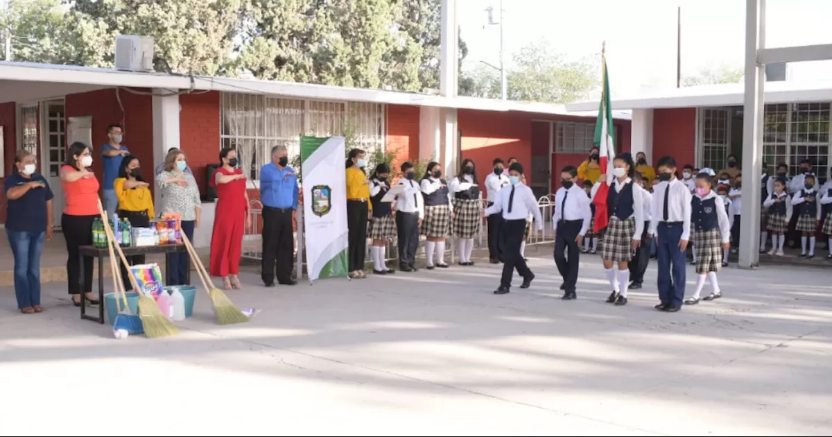 Se entregÃ³ material sanitizante, de limpieza, cubrebocas y tambos de basura a la primaria 20 de Noviembre
