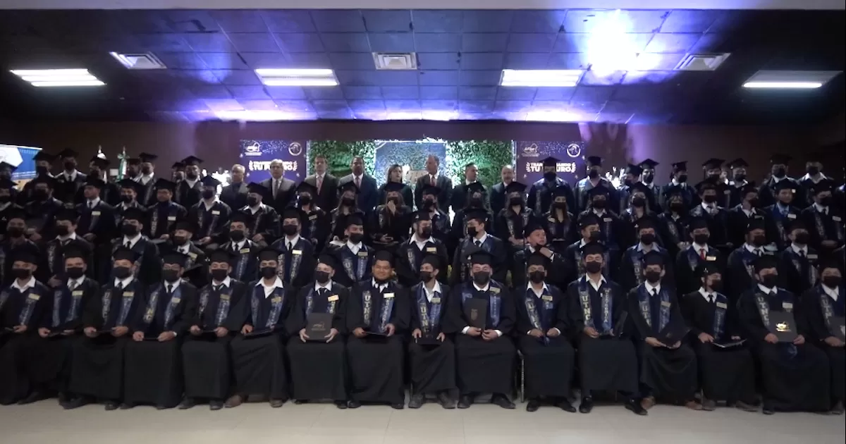 Gradúan 382 nuevos profesionistas de la UTNC
