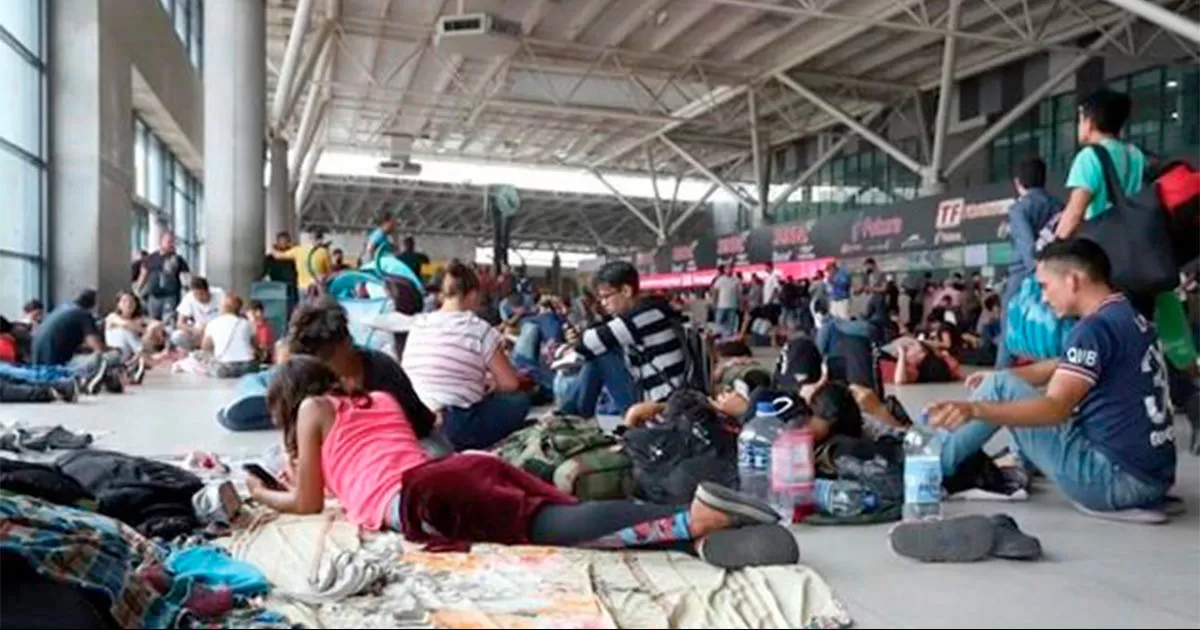 Quedan mÃ¡s de 2000 migrantes varados en central de autobuses de Monterrey; iban a AcuÃ±a.