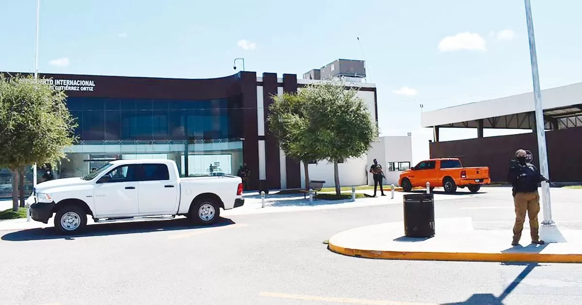 Arrestan a 2 sujetos acusados de asalto