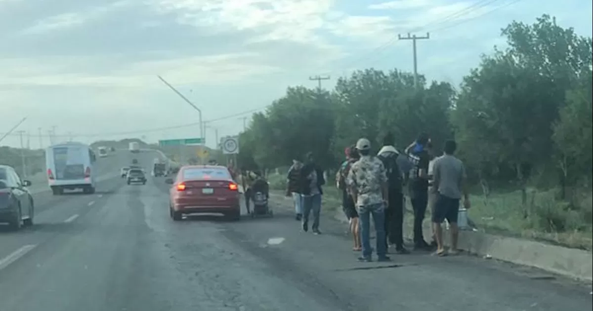 Avanzan migrantes a la frontera de Coahuila; caminan cientos de venezolanos y cubanos por la 57