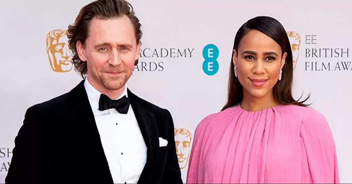Hiddleston y Ashton han estado saliendo desde 2019, se conocieron mientras coprotagonizaban como marido y mujer
