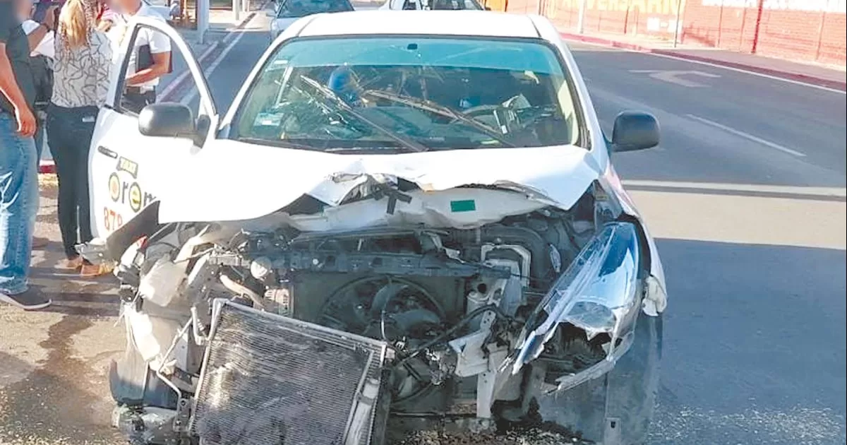 Destrozó dos autos y no está detenida