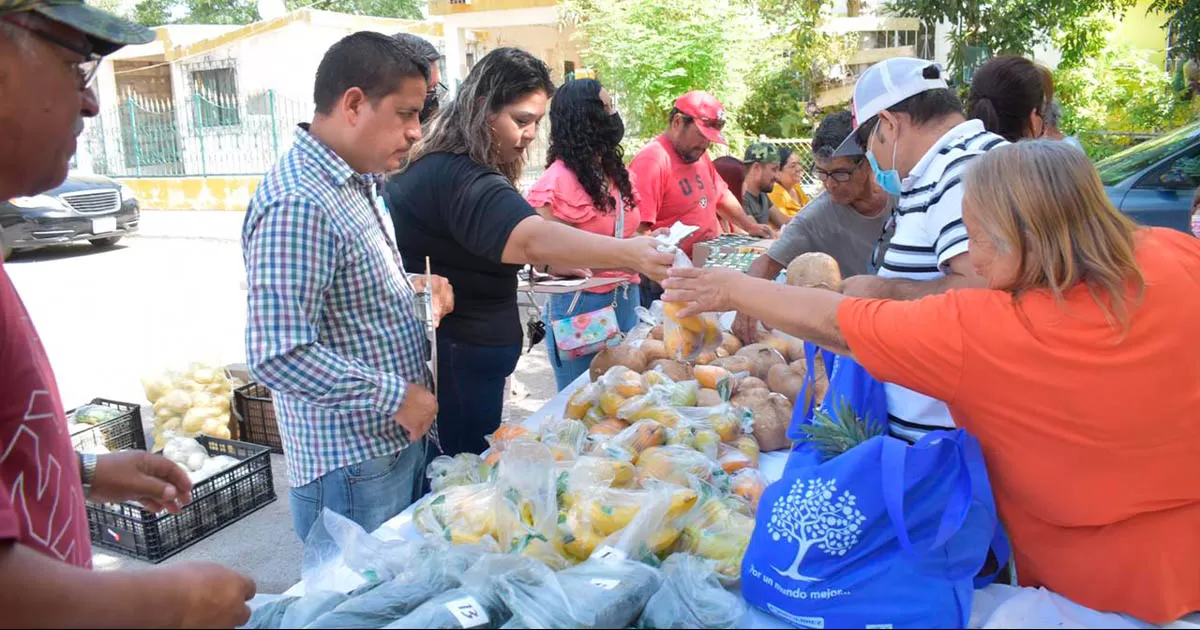 La direcciÃ³n de Desarrollo Social comentÃ³ que los productos que se ofrecieron fueron traÃ­dos de la Central de Abastos de Saltillo.