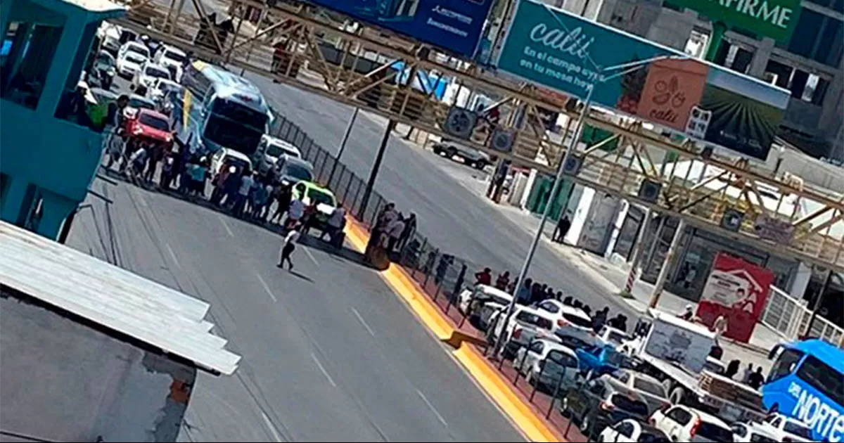 Manifestantes bloquean Av. Garza Sada en ambos sentidos a la altura de la Colonia Contry, en protesta por la falta de agua.