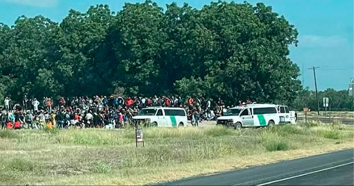 Detienen a grupo de 500 migrantes en Normandy, Texas