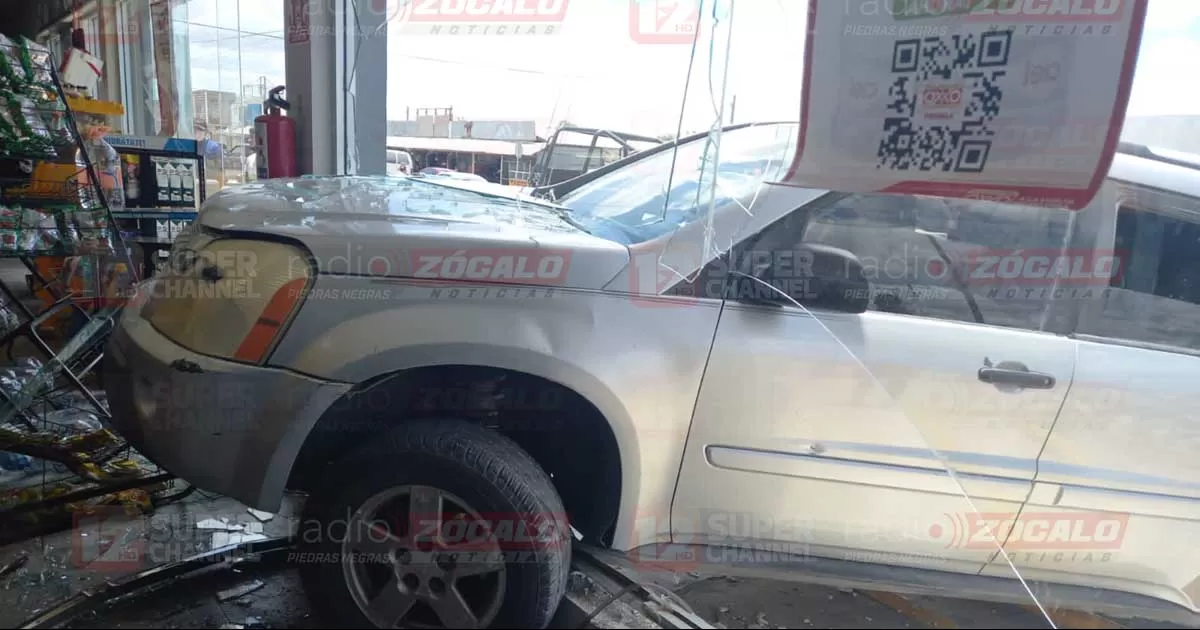 La camioneta Chevrolet Equinox, sin placas, atravesÃ³ la fachada de cristal, causando importantes daÃ±os materiales a una tienda de autoservicio.