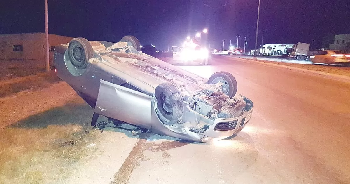Vuelca en su Jetta y abandona auto
