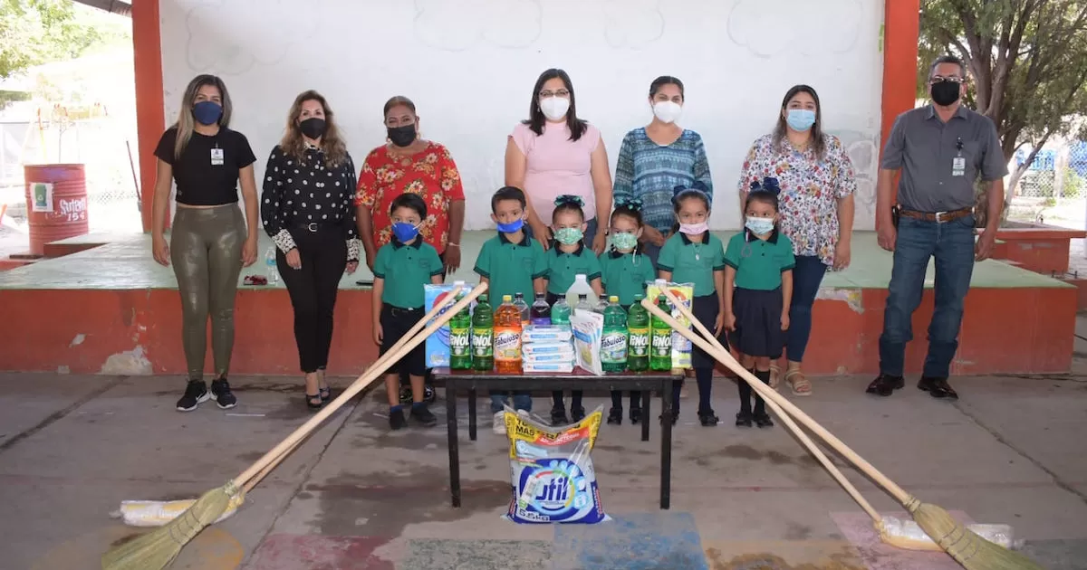 A travÃ©s del departamento de EducaciÃ³n, se entregÃ³ material de limpieza, sanitizante y cubrebocas al JardÃ­n de NiÃ±os Minerva Alicia Gil